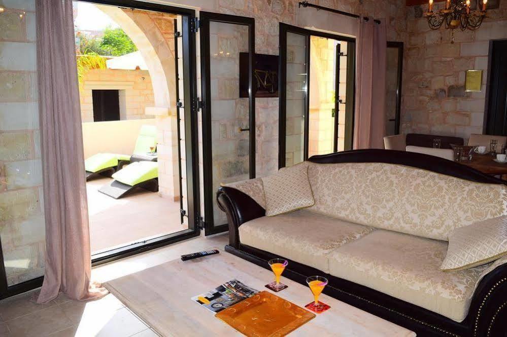 Constancia Villa Stalos